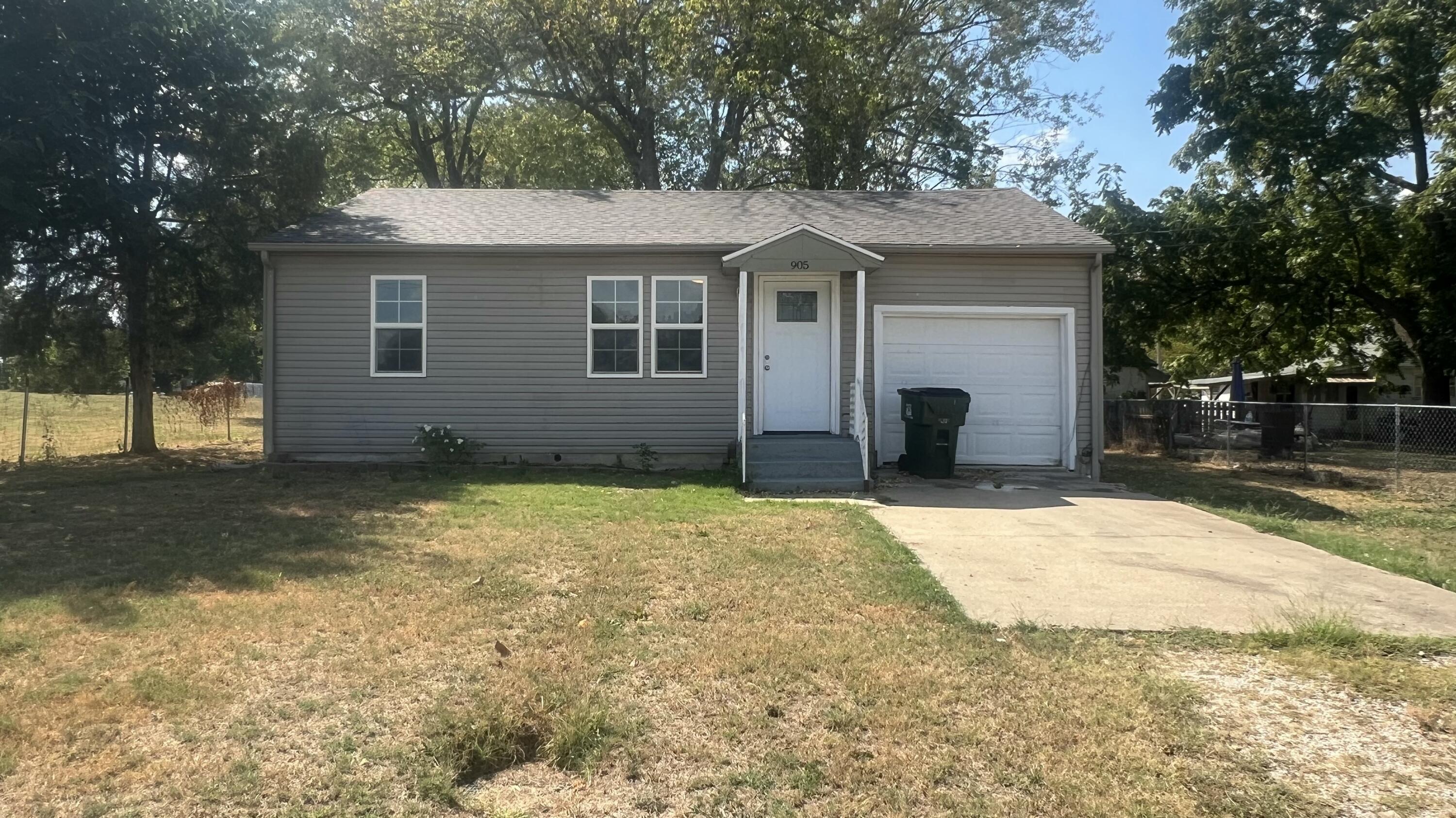 Photo 2 - Residential for sale – 905 S Griffith Avenue  Aurora, MO