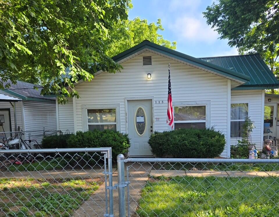 Residential for sale – 115  5th   Taneyville, MO