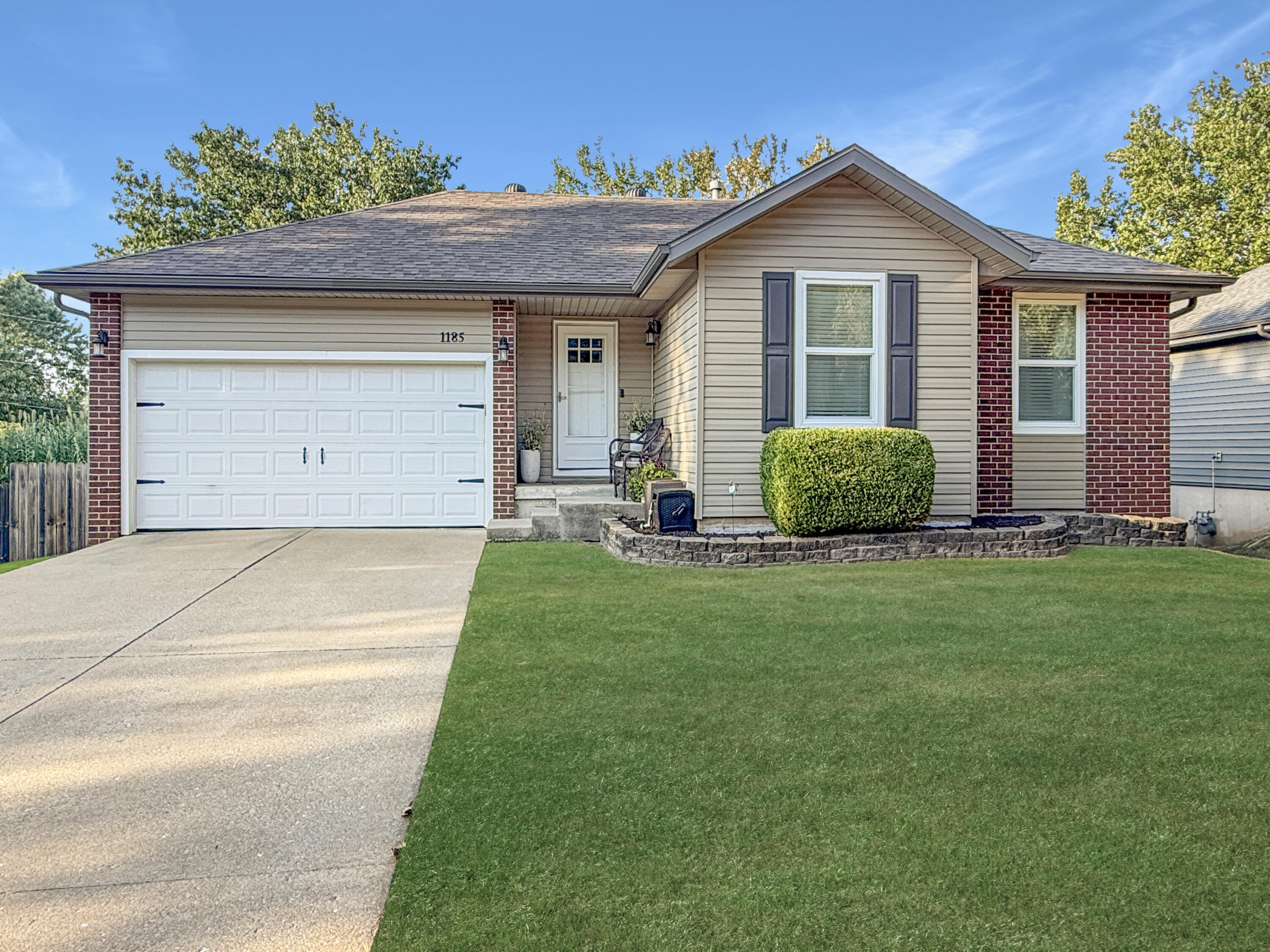 Residential for sale – 1185 W Grayrock Drive  Springfield, MO