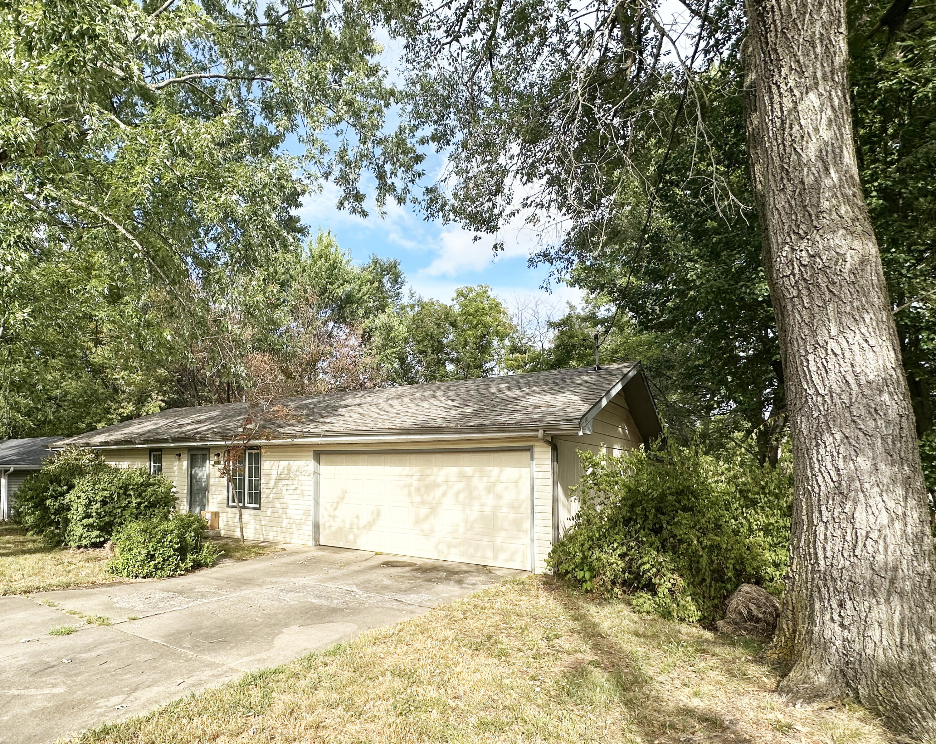 Photo 2 - Residential for sale – 5758 S Kimbrough Avenue  Springfield, MO