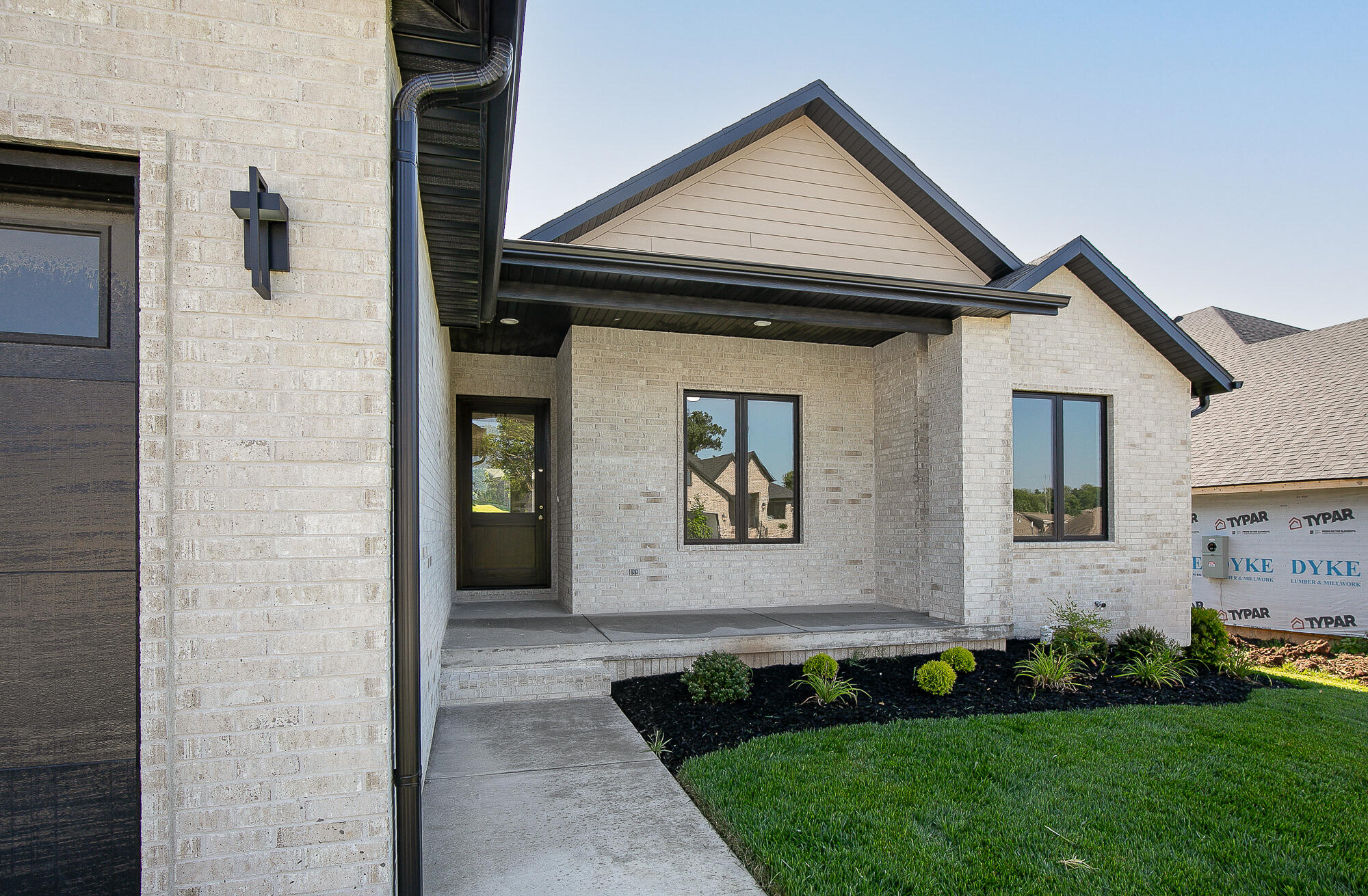 Photo 2 - Residential for sale – 2016 N Silver Charm Avenue  Springfield, MO