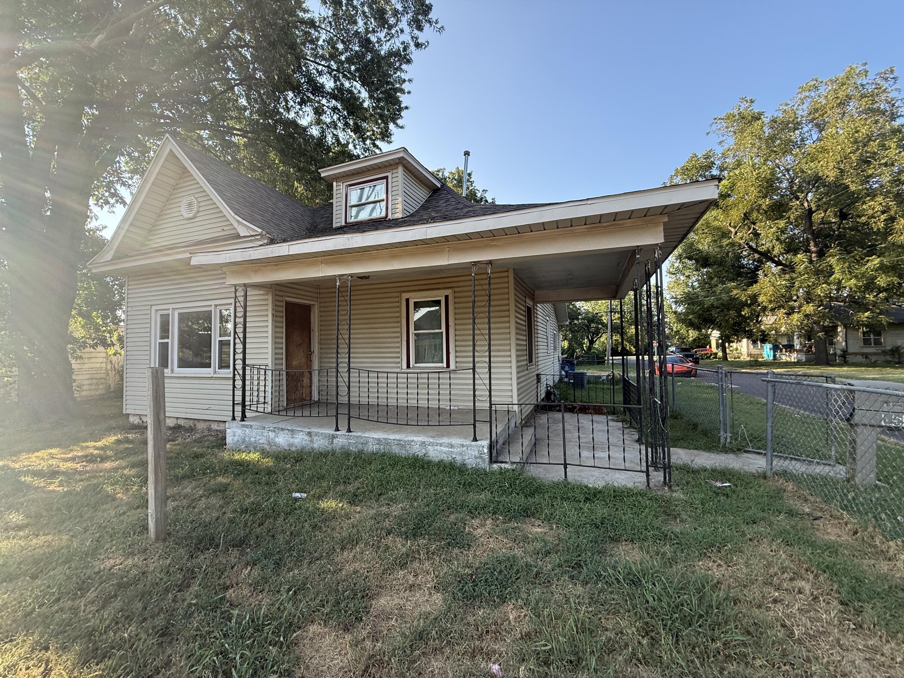 Photo 5 - Residential for sale – 1701 W Chestnut   Springfield, MO