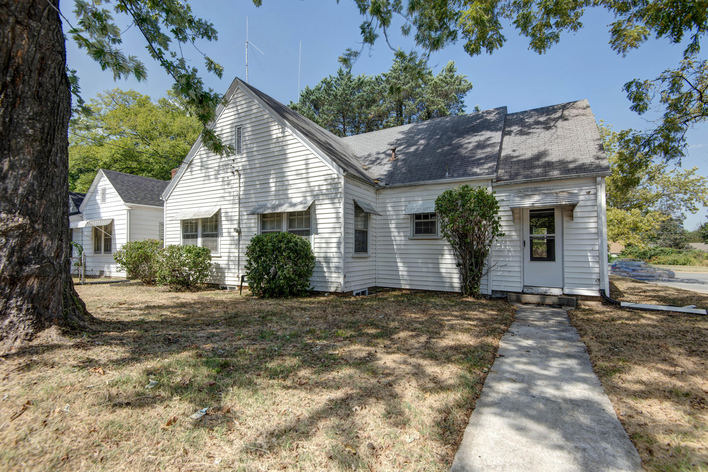 Photo 3 - Residential for sale – 1126 E Sunshine Street  Springfield, MO