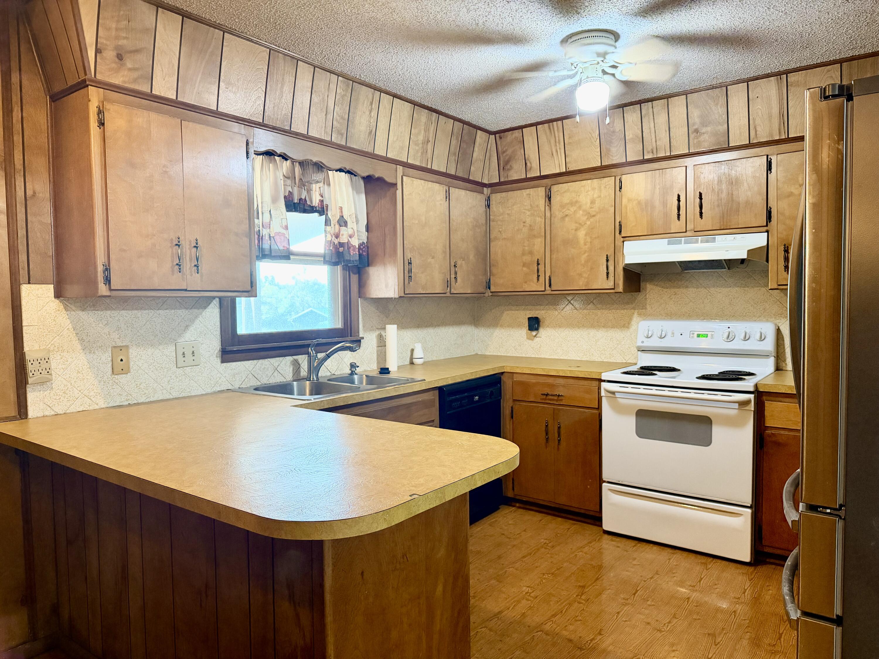 Photo 3 - Residential for sale – 33  Preston Street  Greenfield, MO