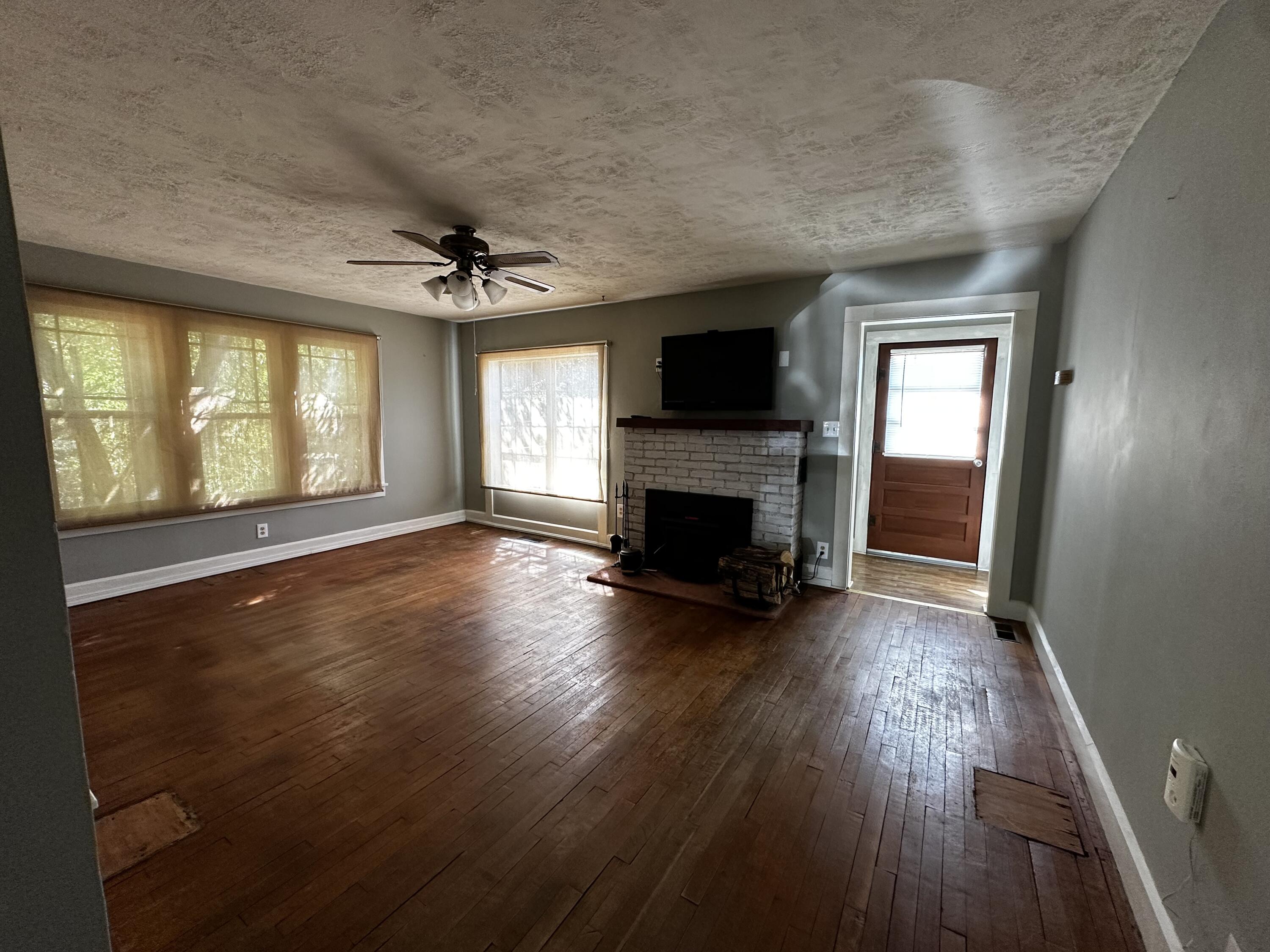 Photo 4 - Residential for sale – 309 W 14th Street  Cassville, MO