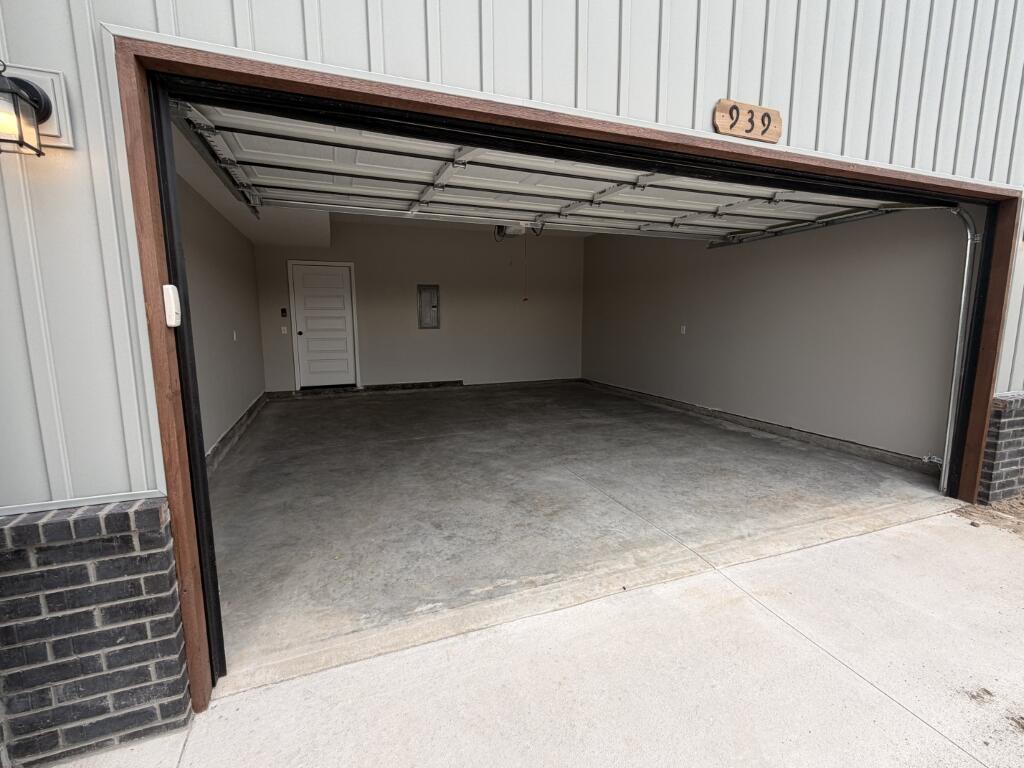 Photo 2 - Residential Lease for sale – 939  Holstein Lane  Marshfield, MO