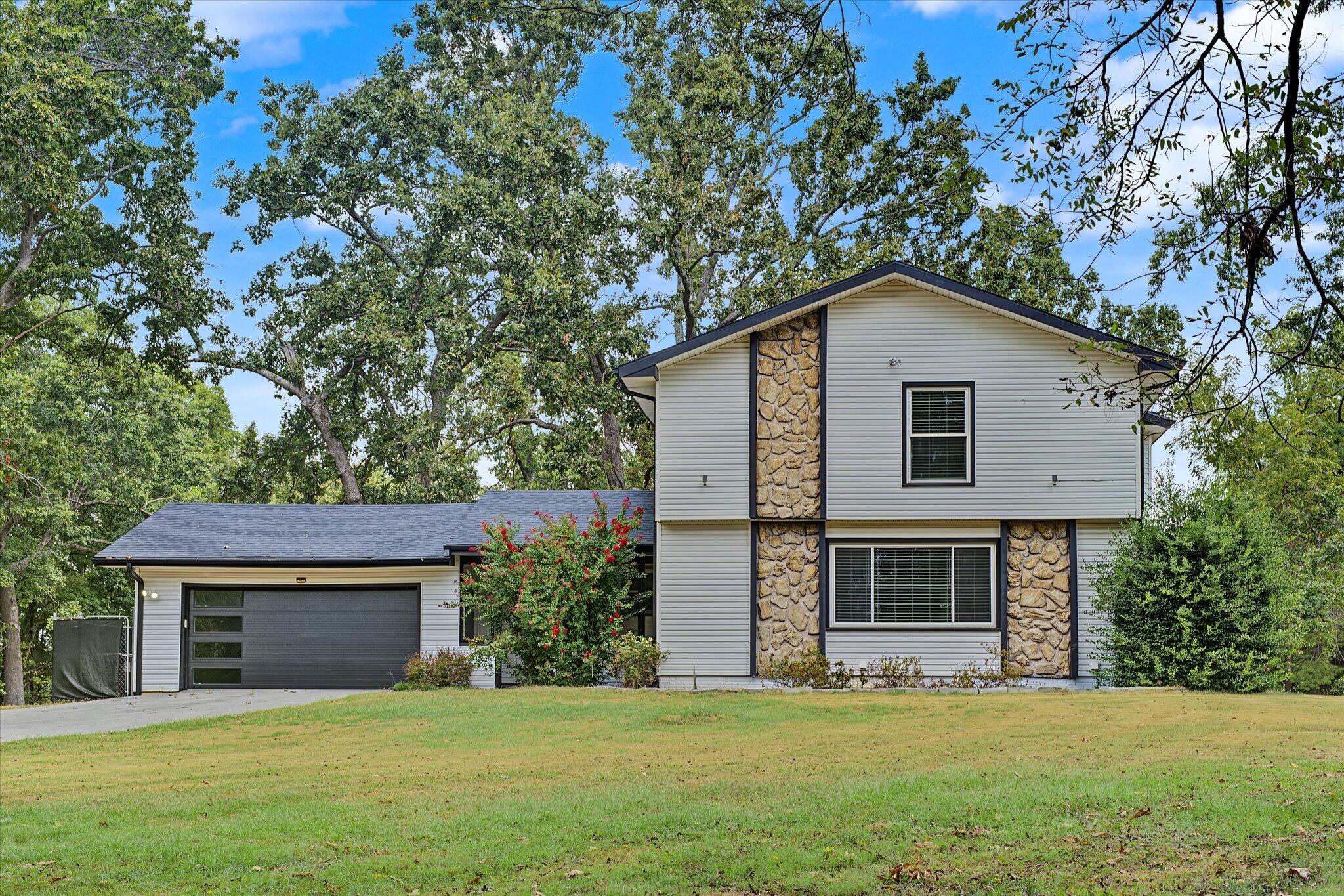 Photo 3 - Residential for sale – 1511 E Groves Drive  Ozark, MO
