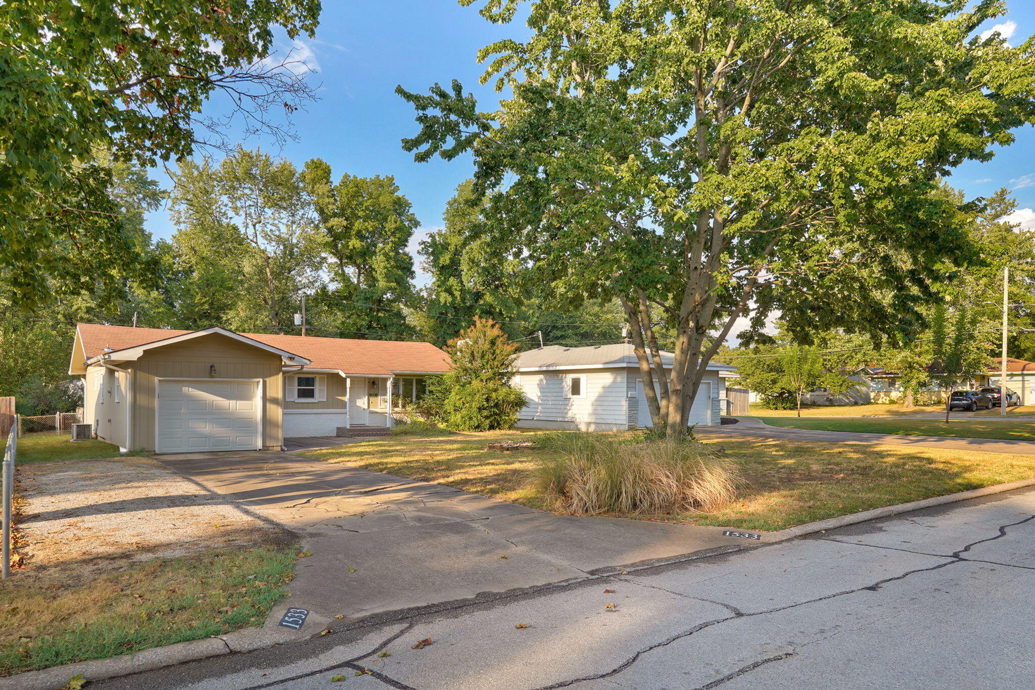 Photo 2 - Residential for sale – 1533 E Broadmoor Street  Springfield, MO