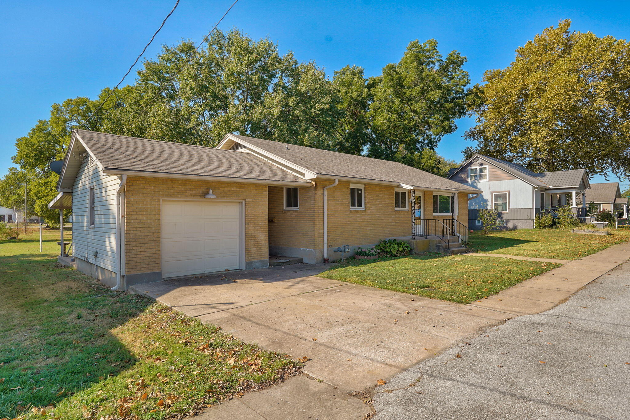 Photo 3 - Residential for sale – 106 W Thurman Avenue  Mt Vernon, MO
