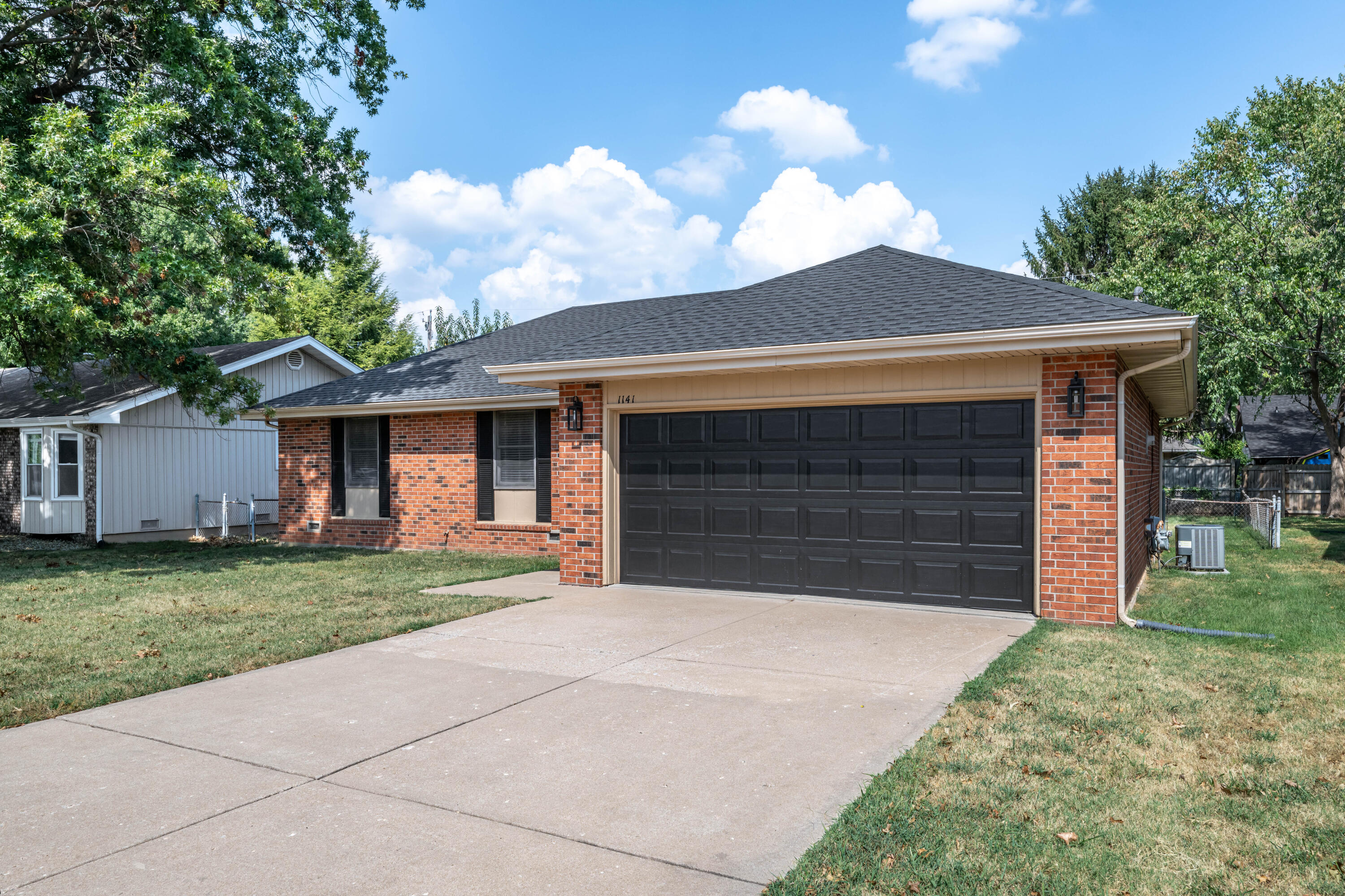 Photo 3 - Residential for sale – 1141 E Cambridge Street  Springfield, MO