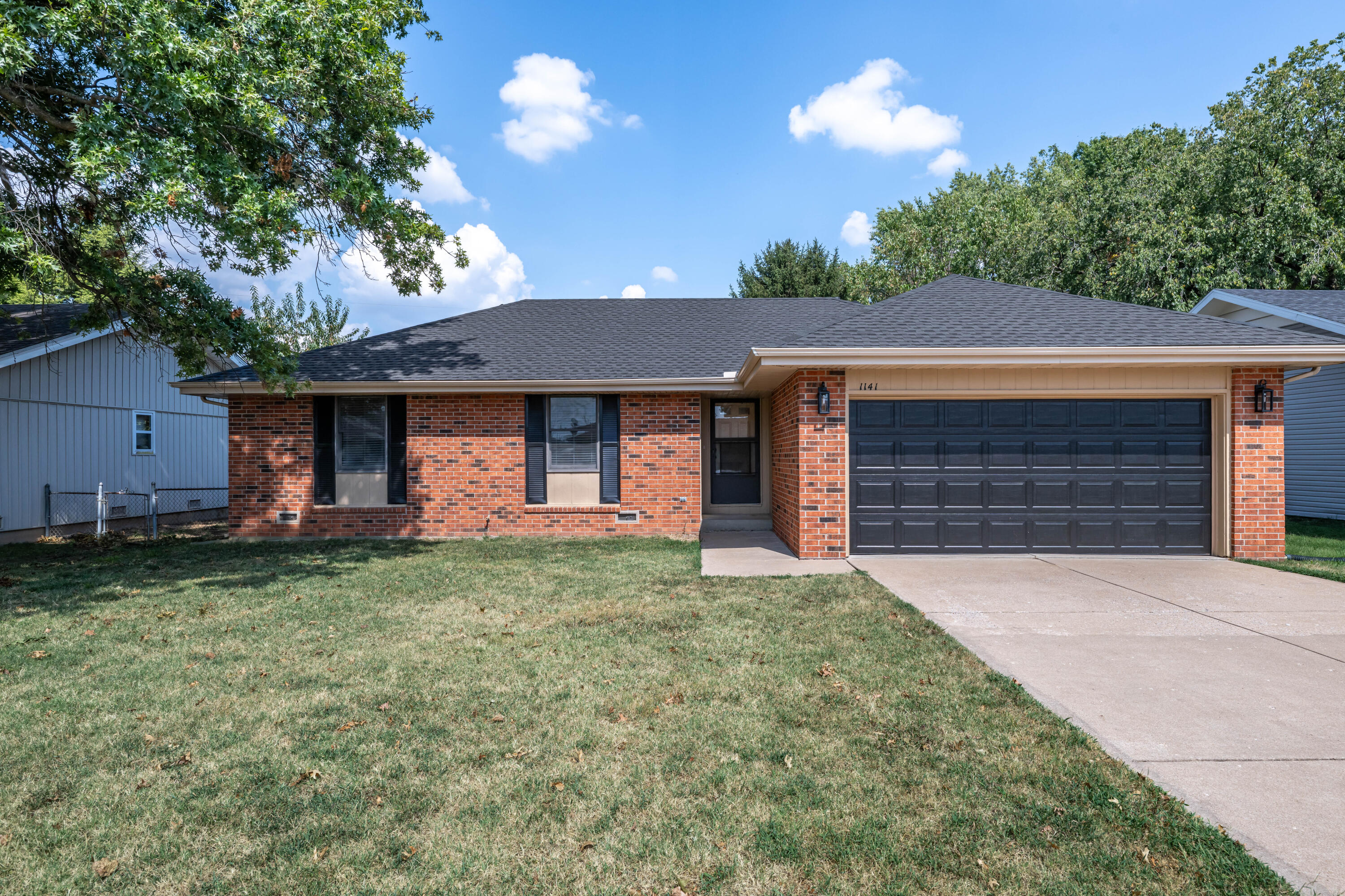 Photo 2 - Residential for sale – 1141 E Cambridge Street  Springfield, MO