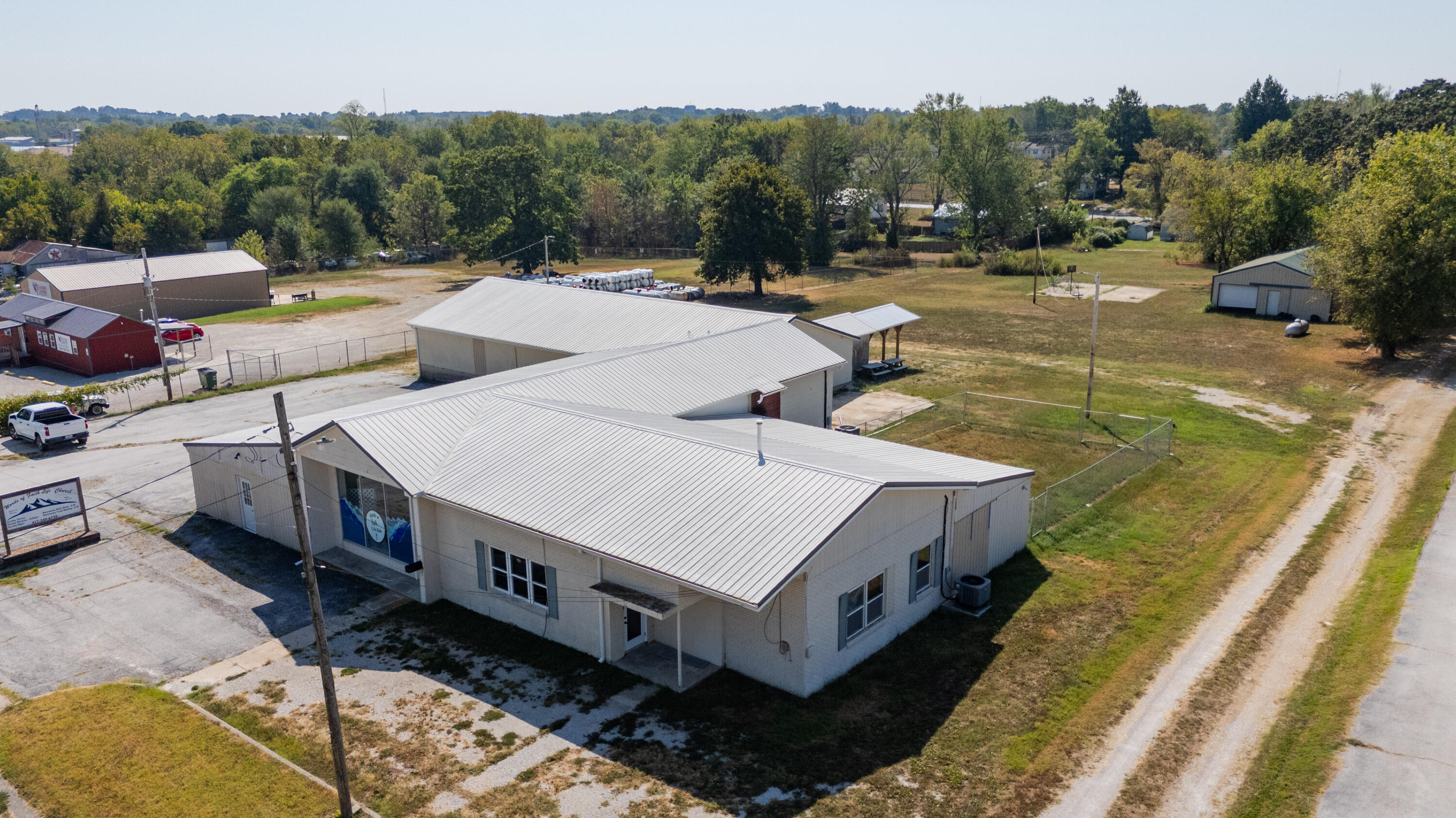 Photo 4 - Commercial Sale for sale – 610 W 3rd   Mountain Grove, MO