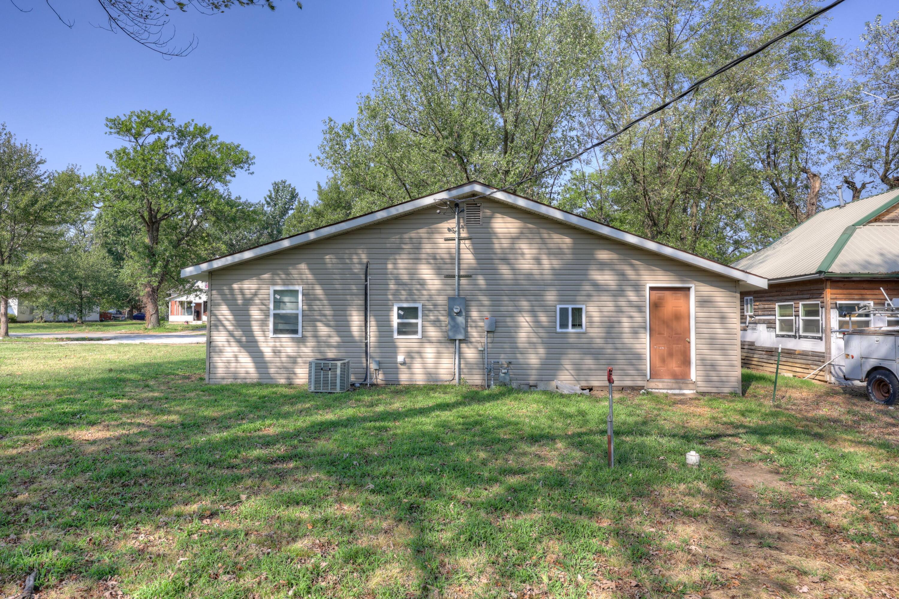 Photo 2 - Residential for sale – 220 N Ohio Avenue  Columbus, KS