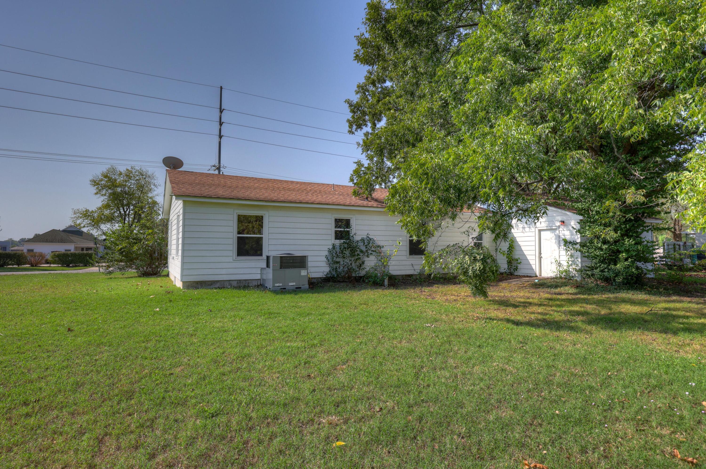 Photo 3 - Residential for sale – 733 E Country Road  Columbus, KS
