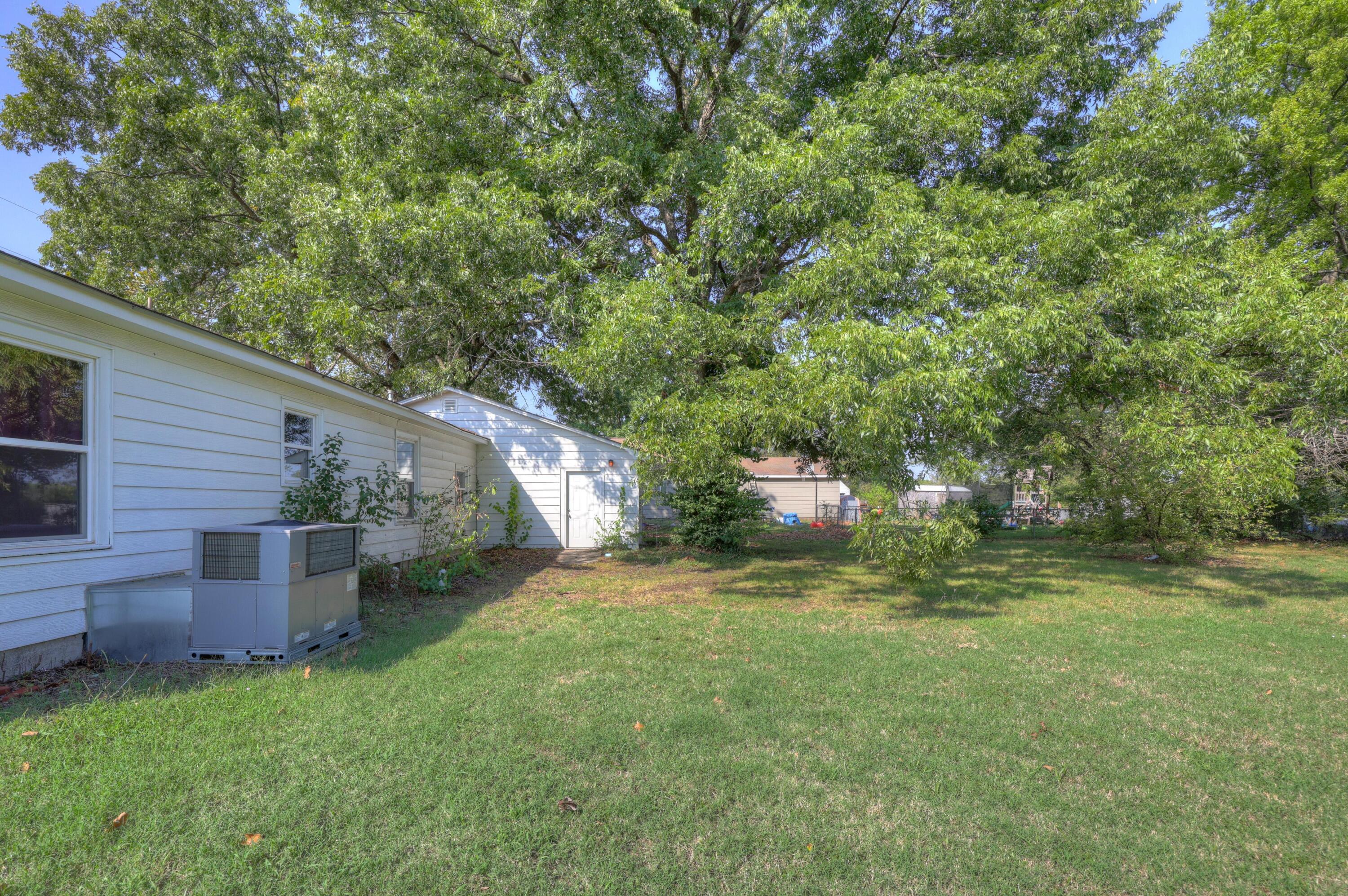 Photo 2 - Residential for sale – 733 E Country Road  Columbus, KS