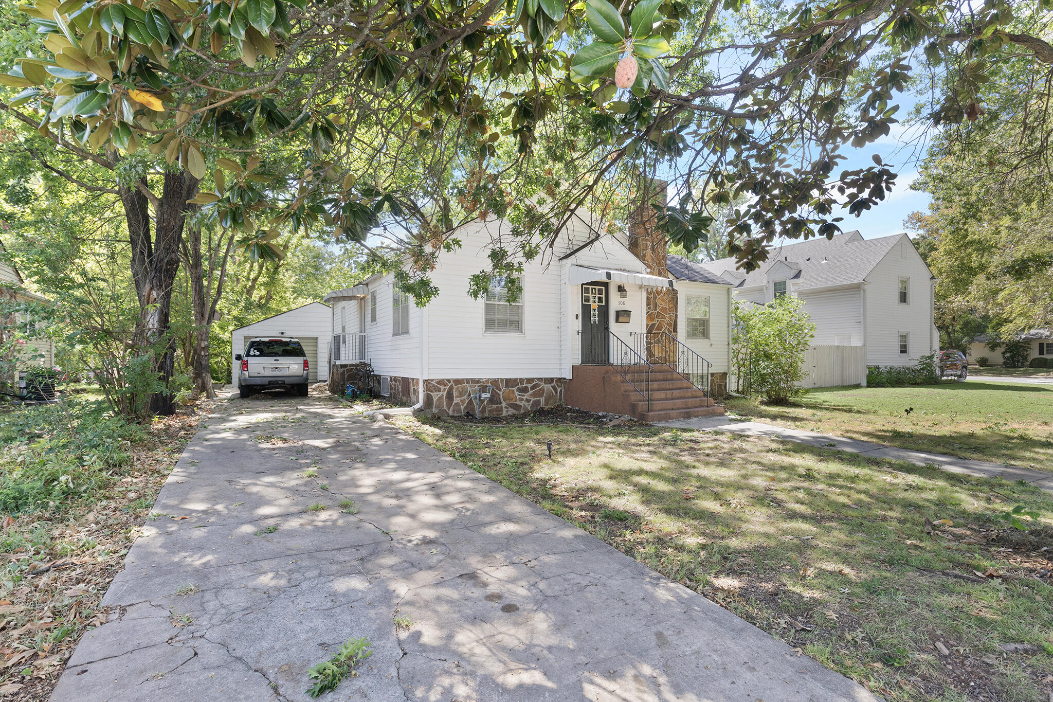 Photo 3 - Residential for sale – 308 E Centennial Avenue  Carthage, MO