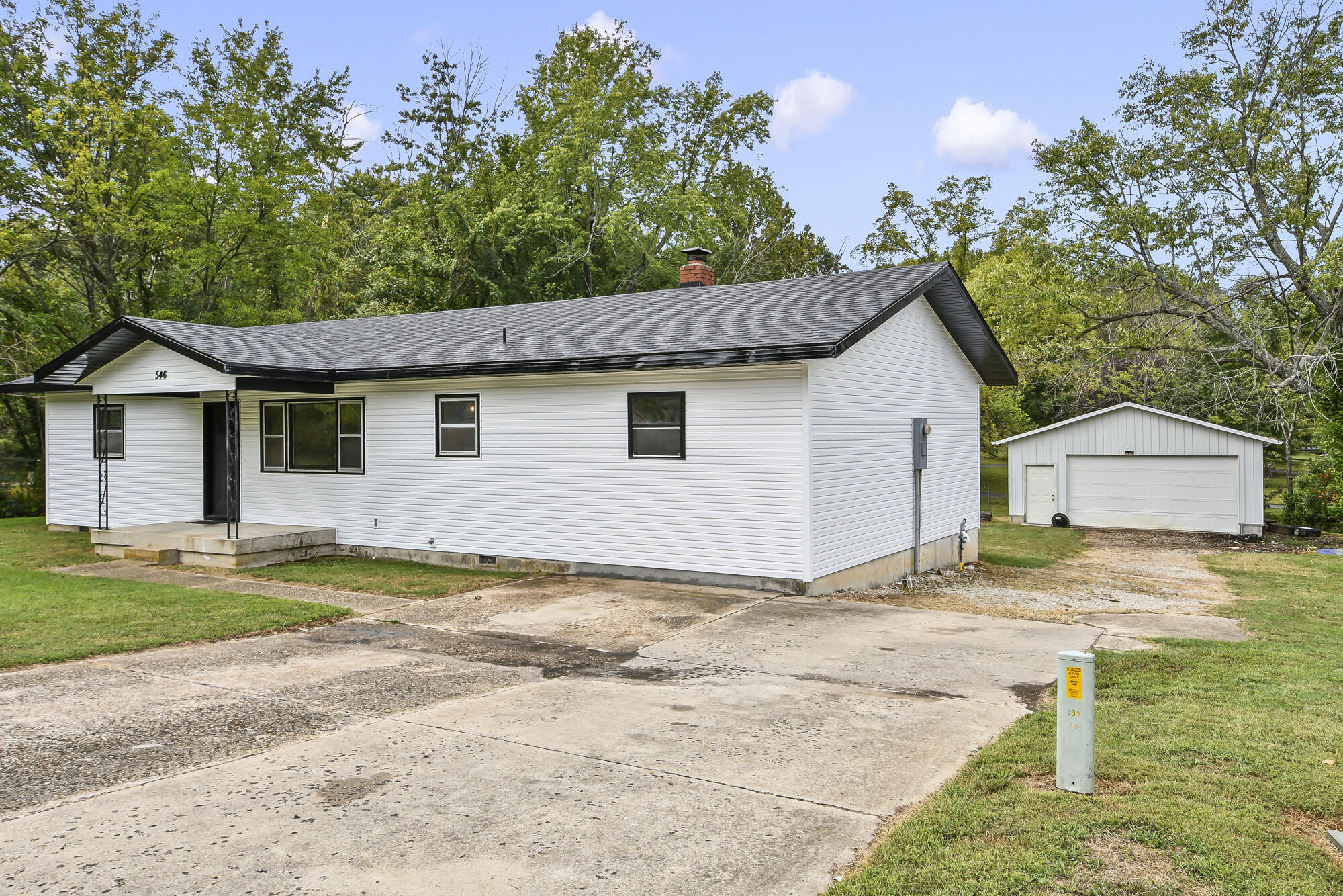 Photo 2 - Residential for sale – 546  Massey Street  Marshfield, MO