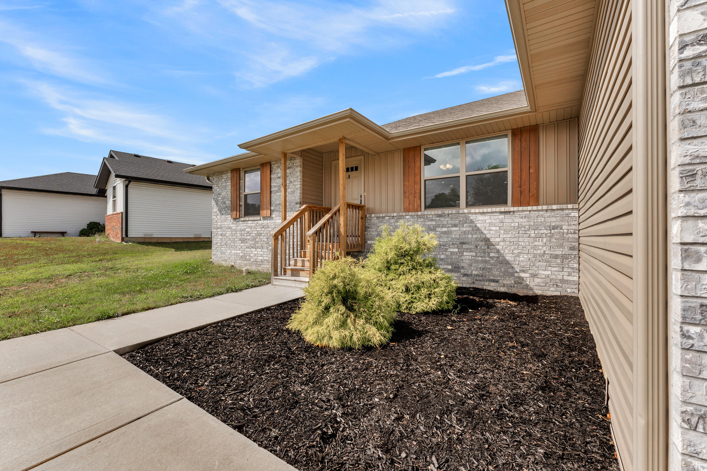 Photo 3 - Residential for sale – 633 S Southgate   Nixa, MO