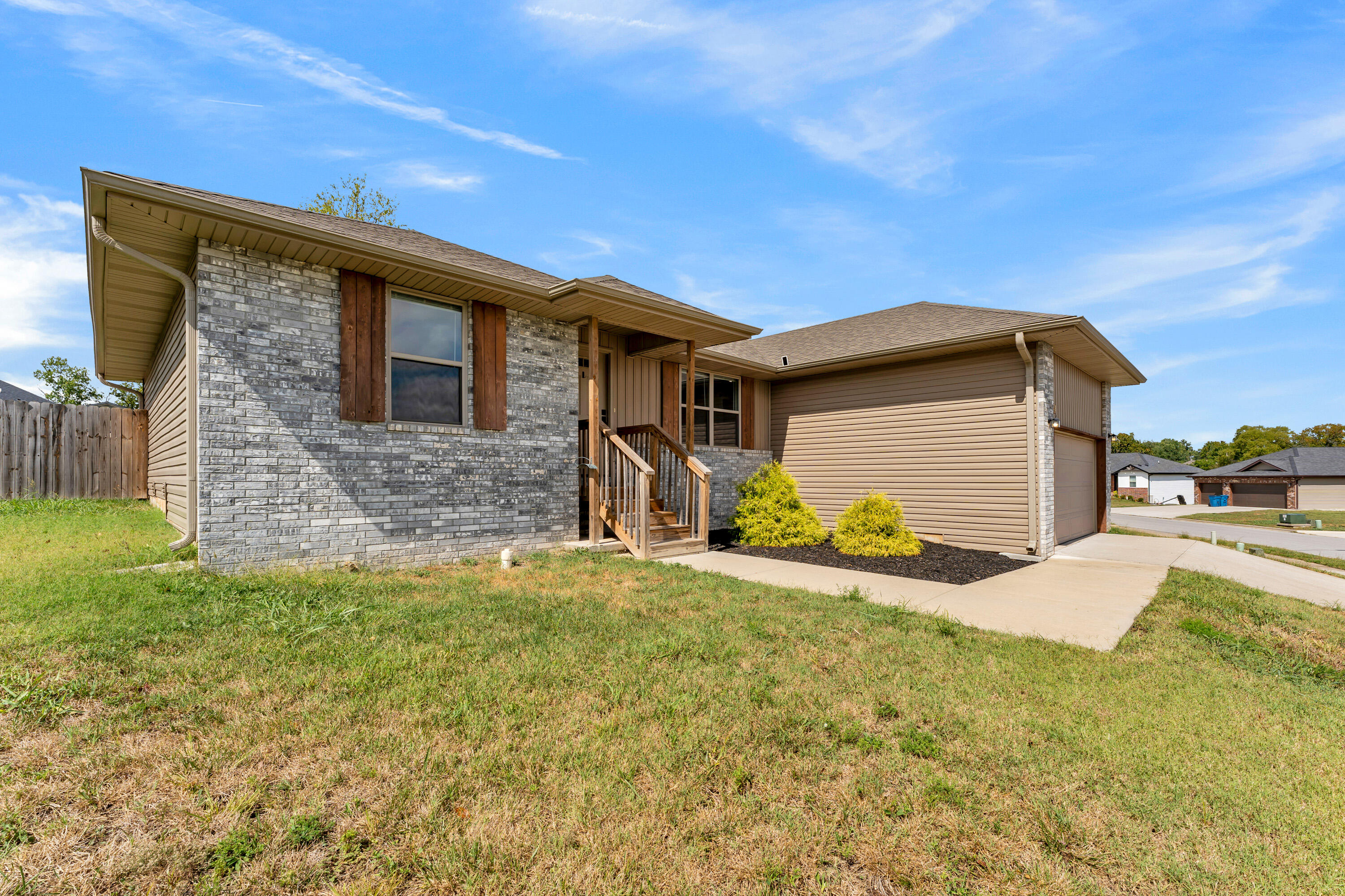 Photo 2 - Residential for sale – 633 S Southgate   Nixa, MO