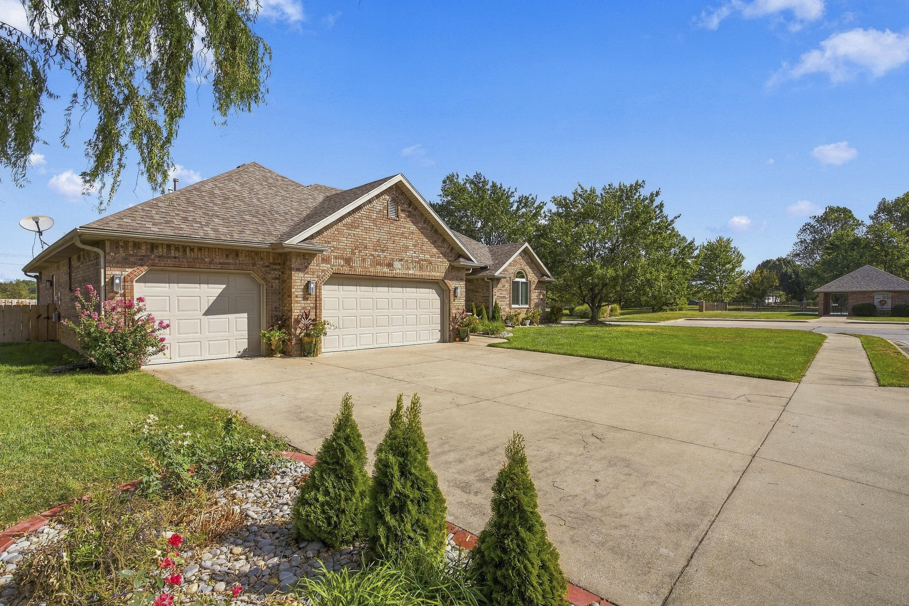 Photo 2 - Residential for sale – 909  Glacier Court  Nixa, MO
