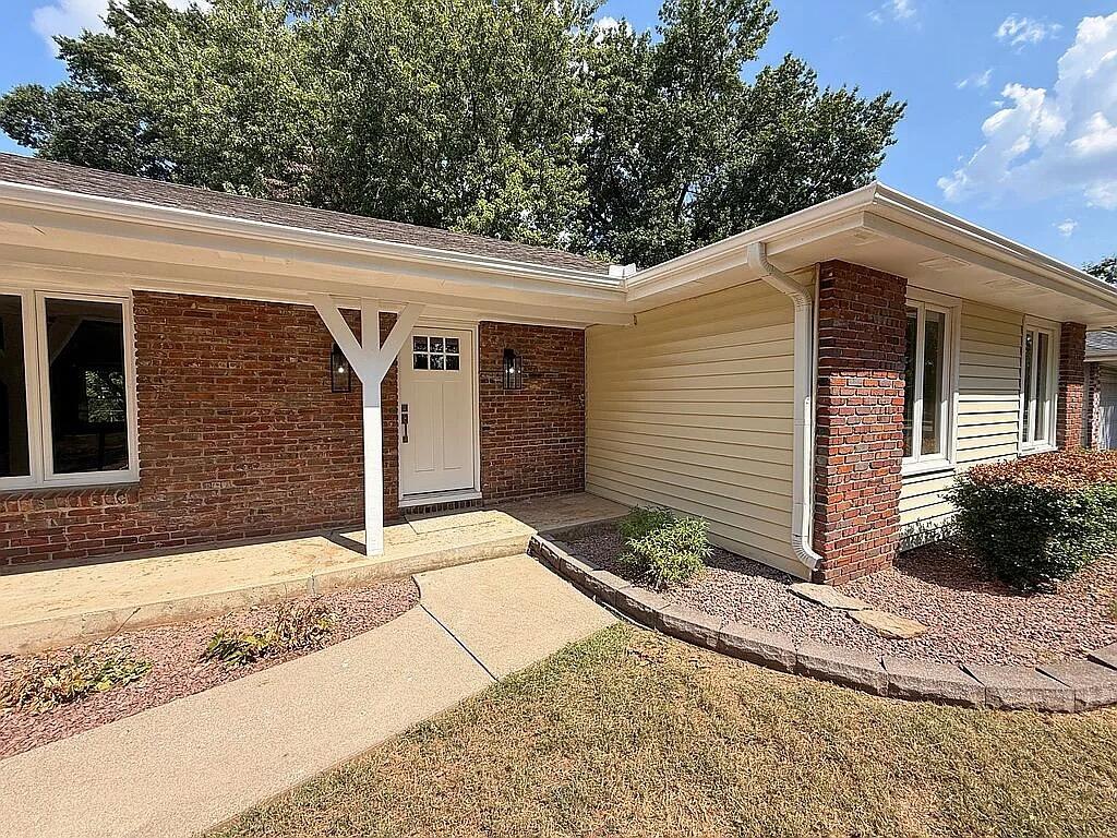 Photo 4 - Residential for sale – 1527 E Hanover Street  Springfield, MO