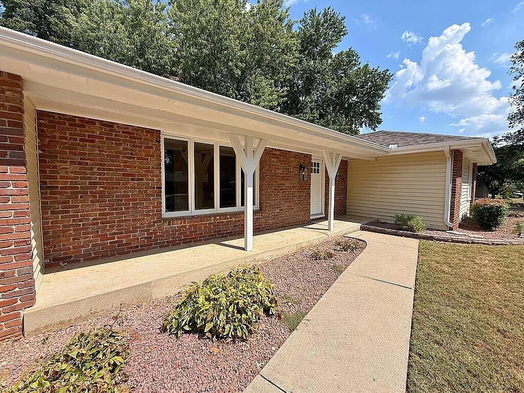 Photo 3 - Residential for sale – 1527 E Hanover Street  Springfield, MO