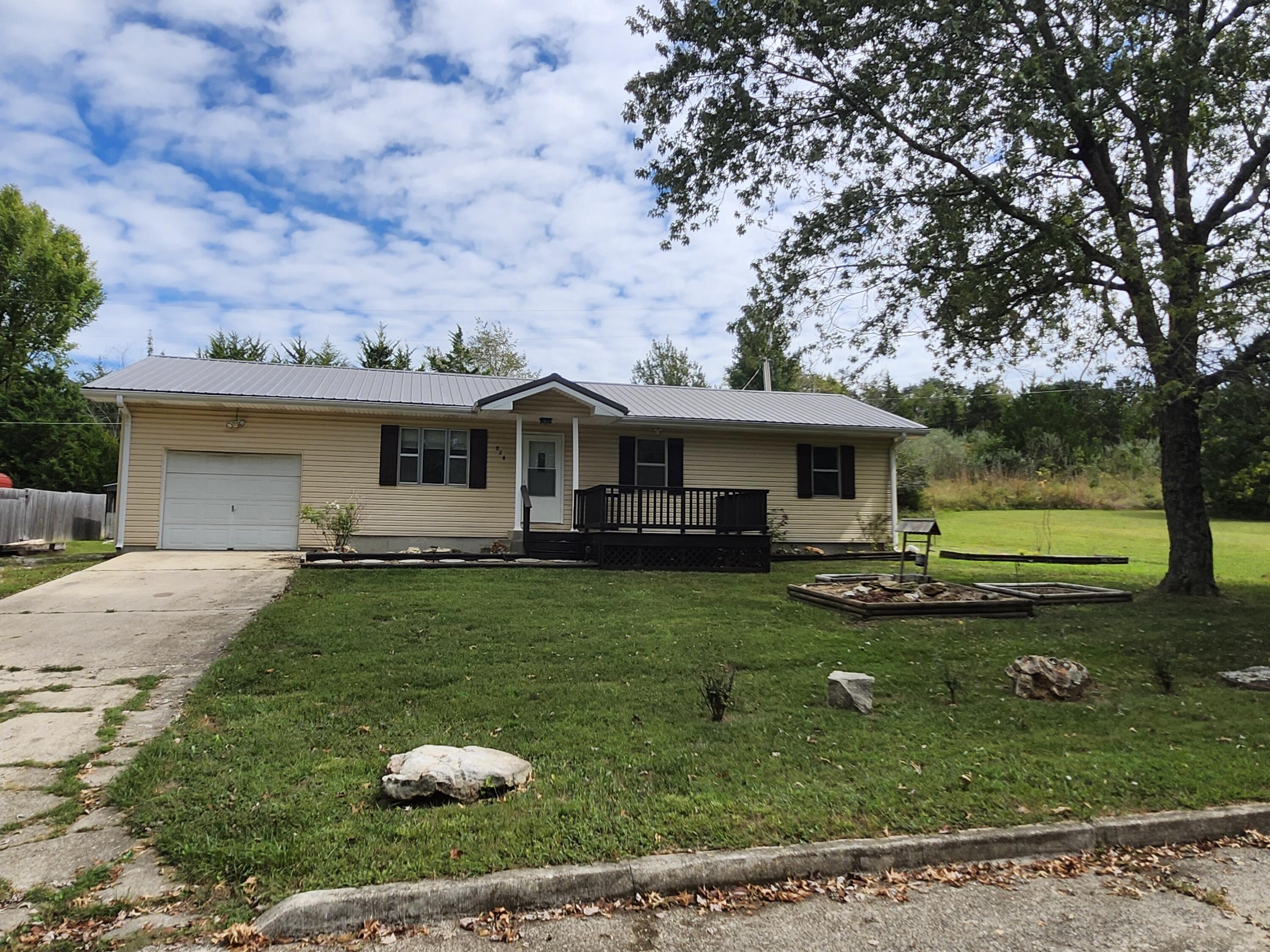 Photo 2 - Residential for sale – 824 S Vine Street  Marshfield, MO