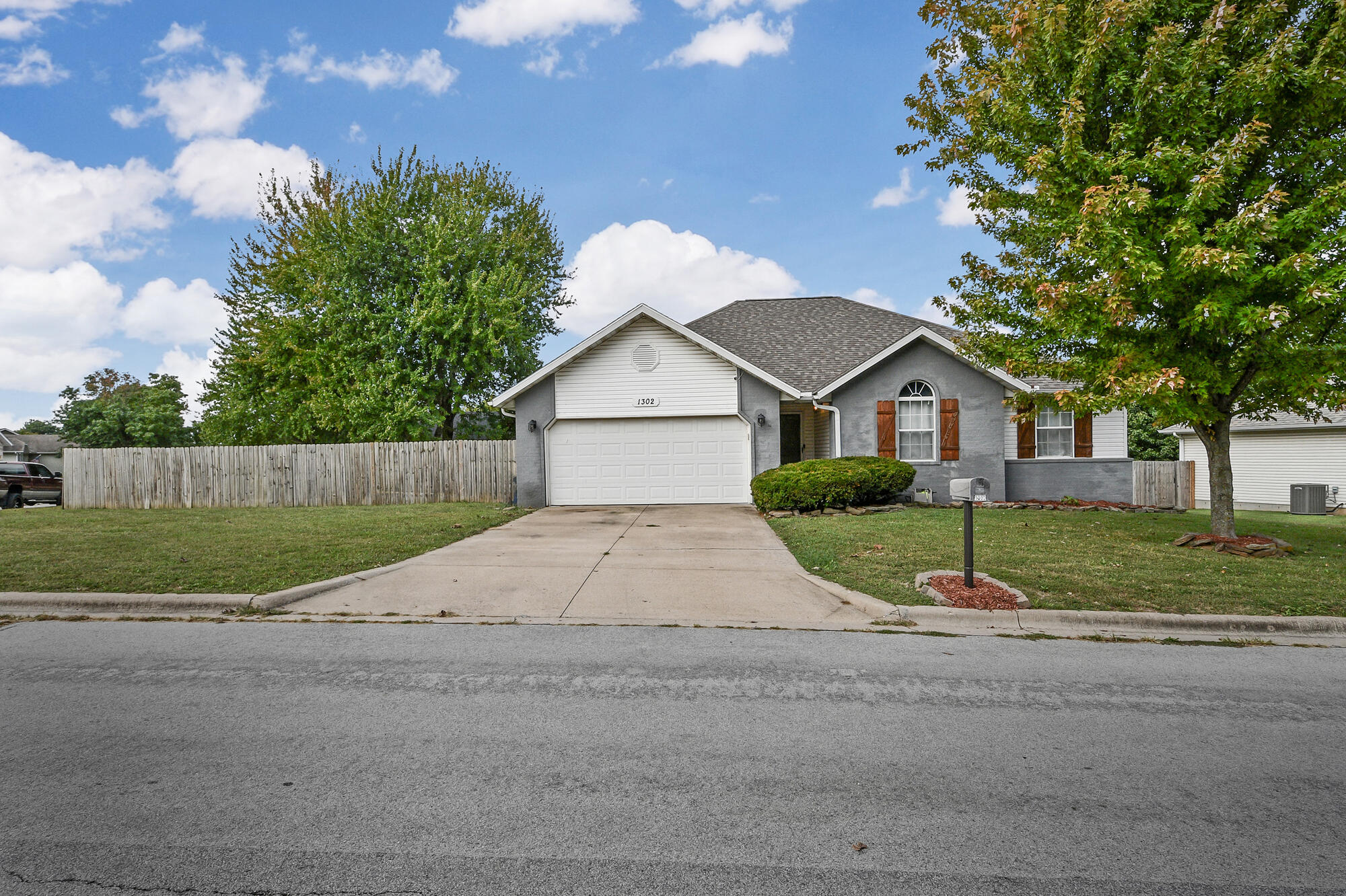 Photo 2 - Residential for sale – 1302 W Turnberry Boulevard  Ozark, MO
