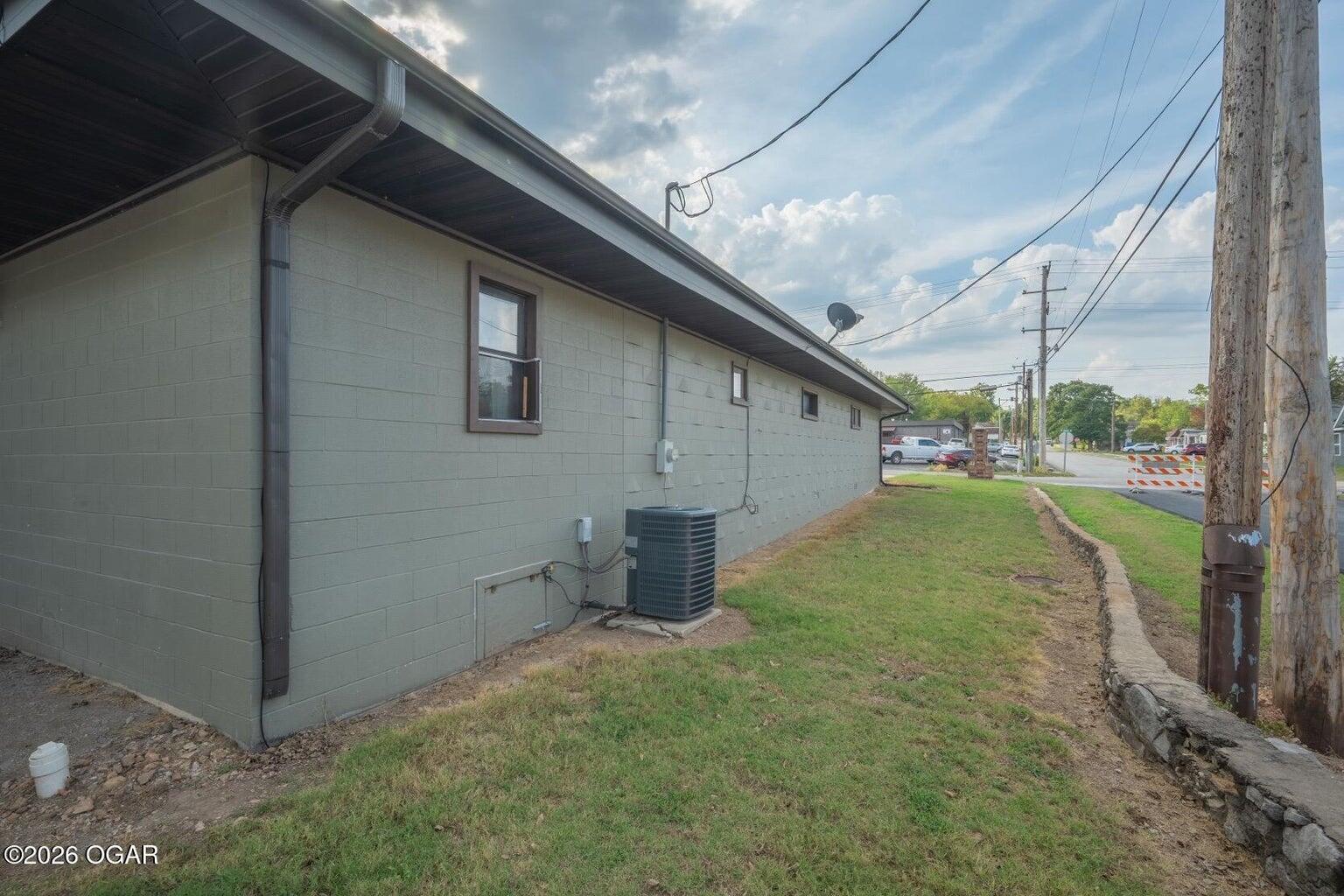 Photo 4 - Residential Income for sale – 522 W Brook Street  Neosho, MO
