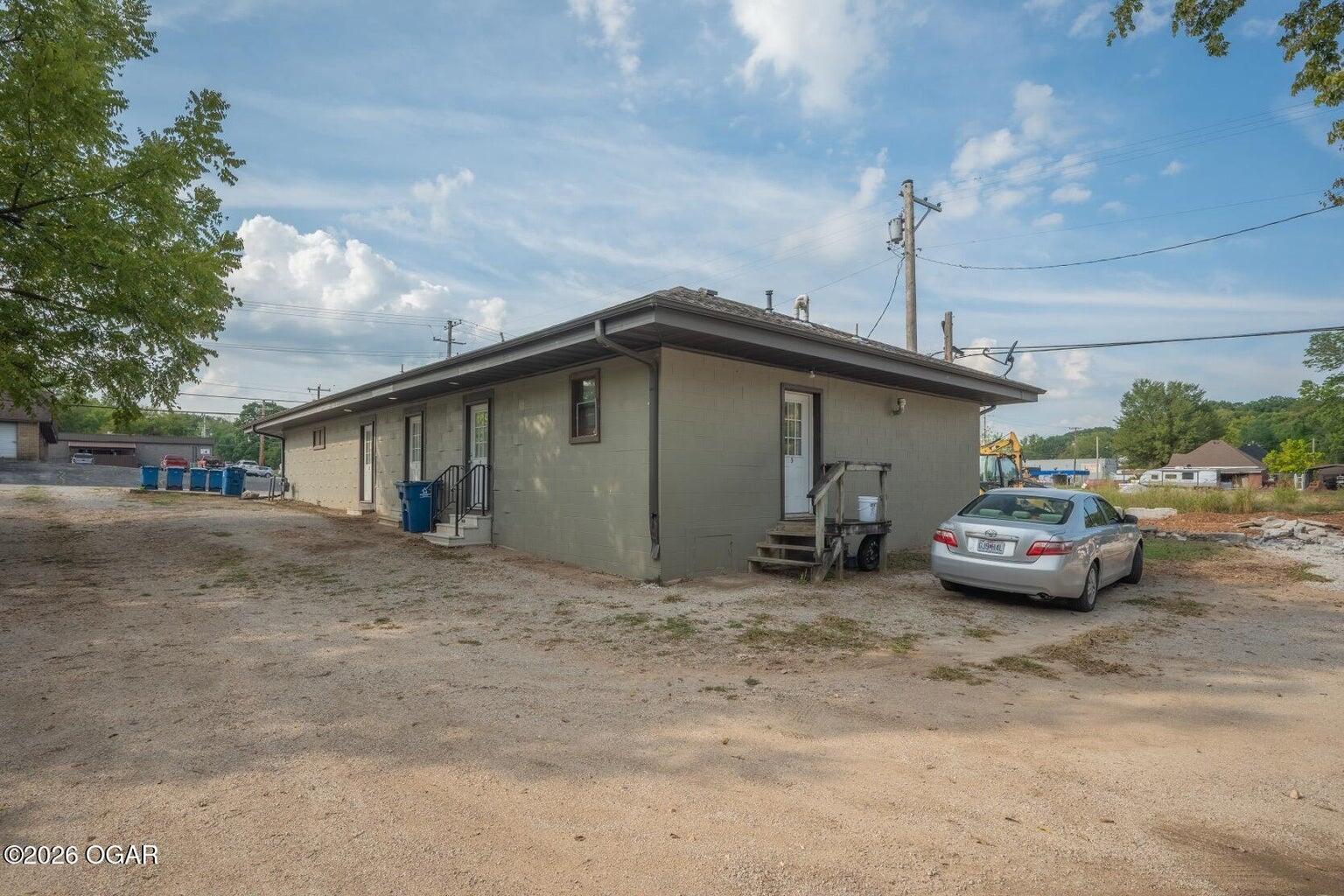 Photo 3 - Residential Income for sale – 522 W Brook Street  Neosho, MO