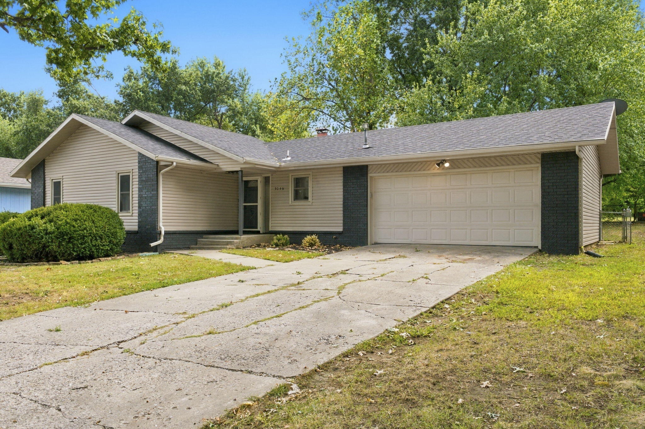 Photo 2 - Residential for sale – 3046 W Countryside Drive  Springfield, MO