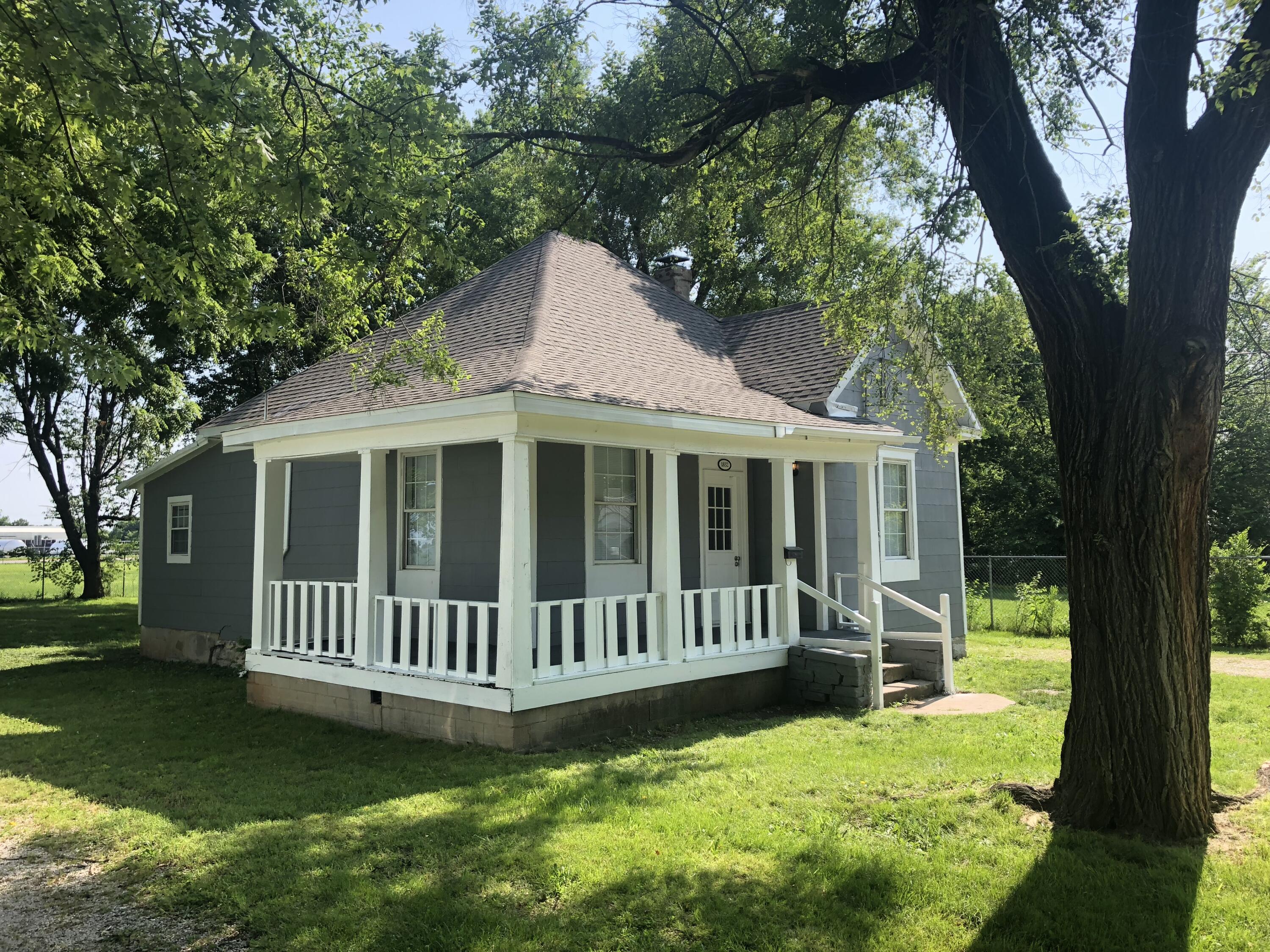 Photo 3 - Residential for sale – 1832 W Chestnut Street  Springfield, MO