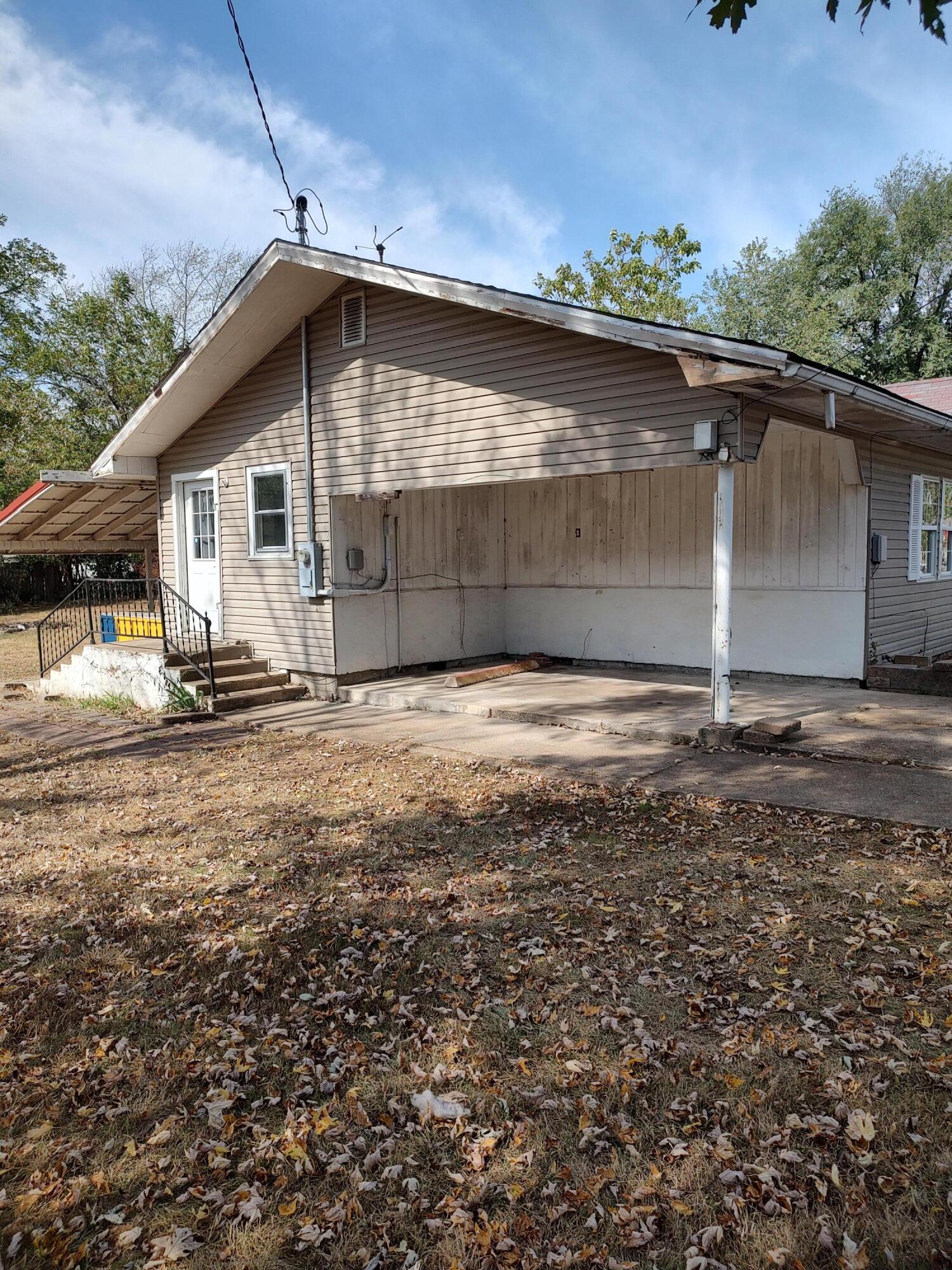 Photo 3 - Residential for sale – 553  Taylor Street  Lebanon, MO
