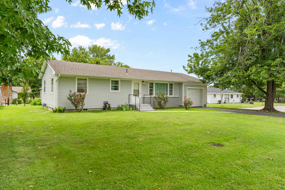 Photo 2 - Residential for sale – 115 N Westview Drive  Marionville, MO