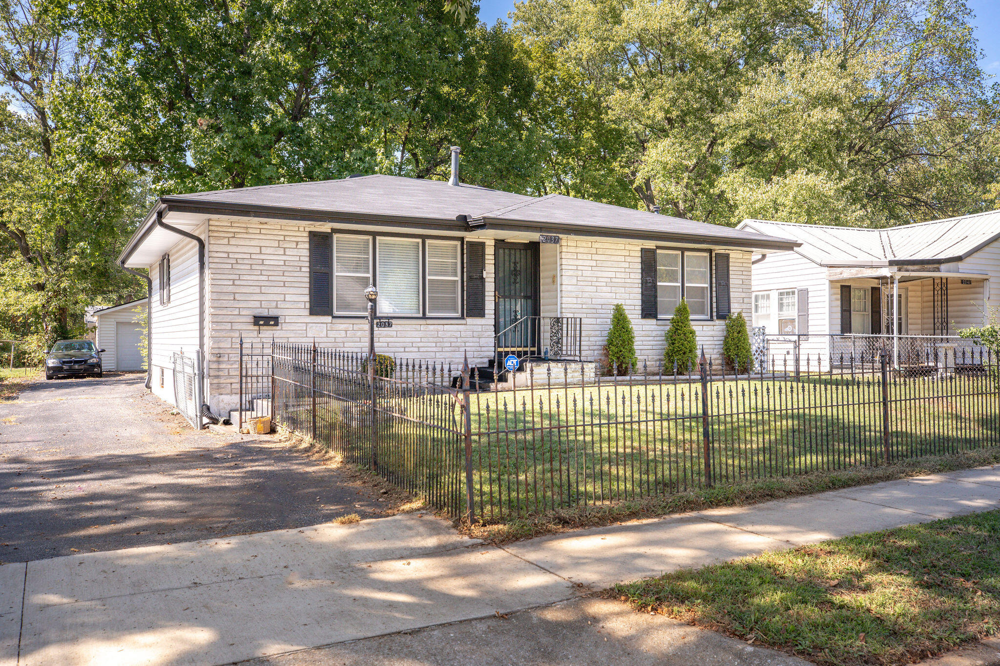 Photo 2 - Residential for sale – 2037 N Weller Avenue  Springfield, MO
