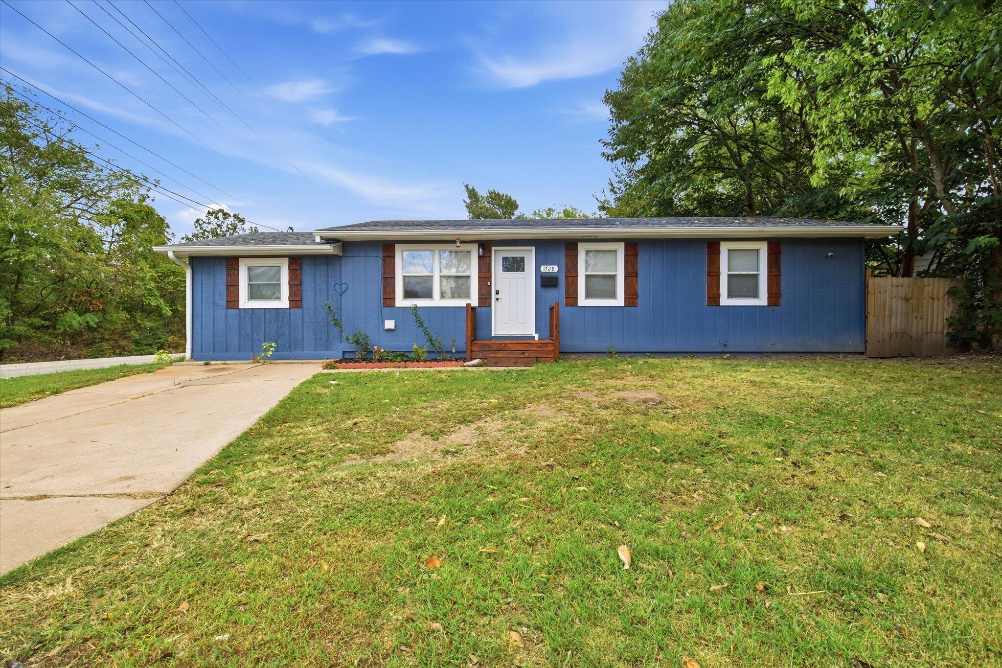 Photo 2 - Residential for sale – 1728 N Oak Grove Avenue  Springfield, MO
